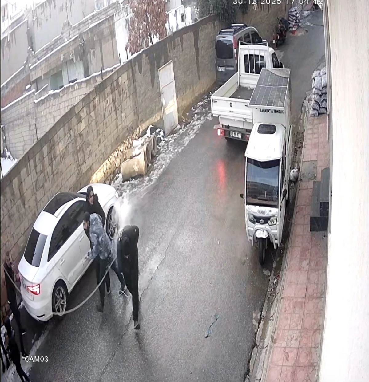 Mardin&rsquo;de kopan elektrik teli gen&ccedil;lerin &uuml;zerine d&uuml;şt&uuml;