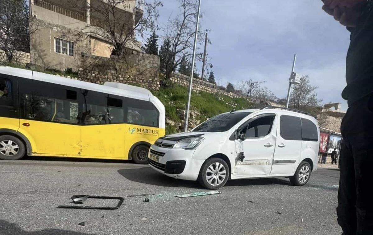 Mardin'de minib&uuml;s ile ticari ara&ccedil; kaza yaptı