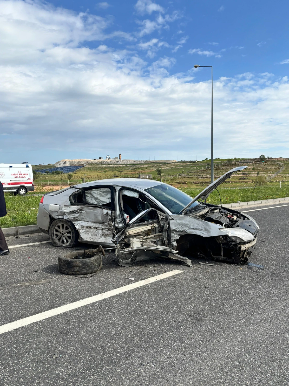 Mardin&rsquo;de minib&uuml;s ve otomobil &ccedil;arpıştı: 2 yaralı