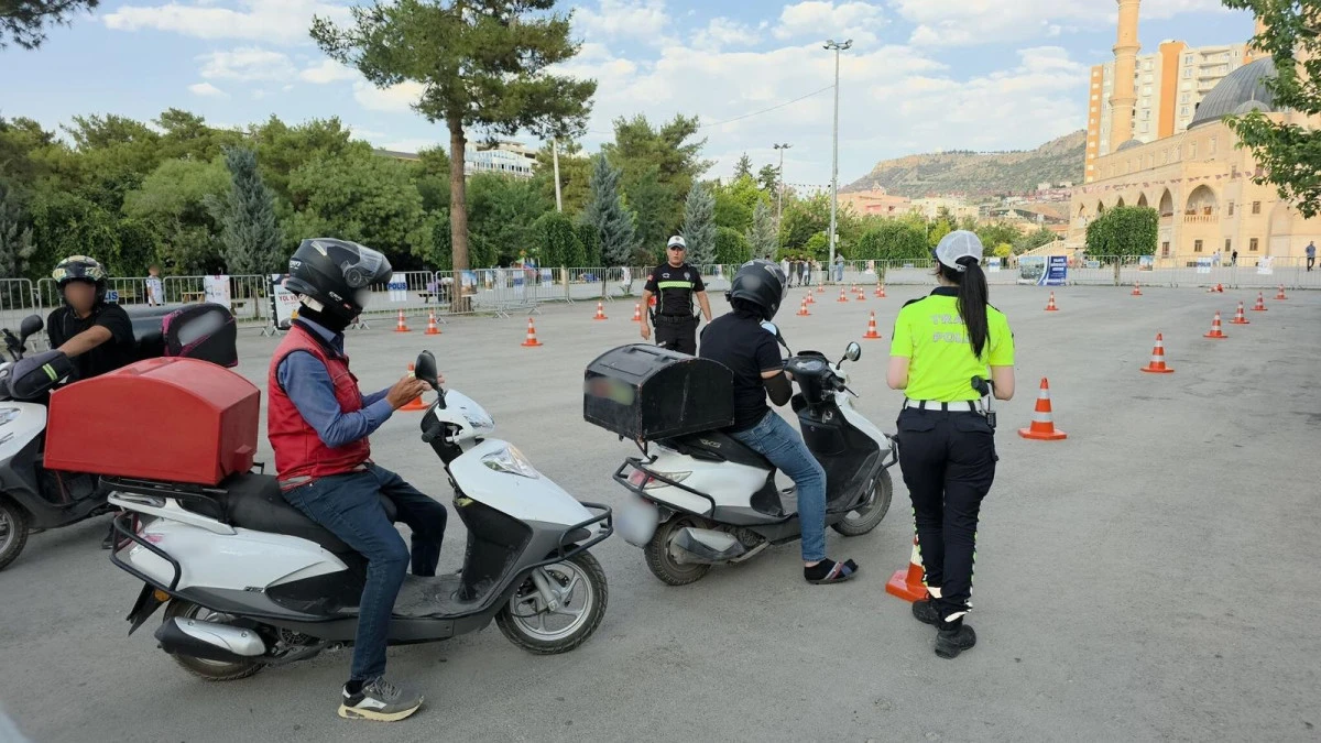 Mardin'de Motor Sürücülerine “Güvenli Sürüş” Eğitimi Verildi