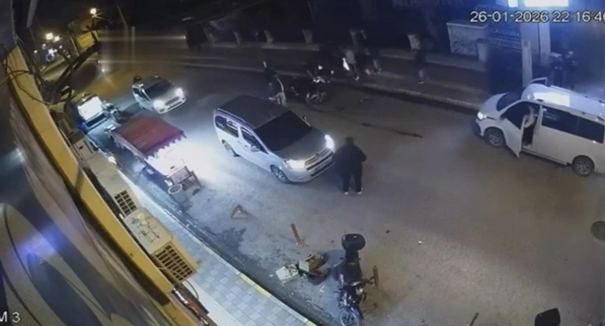 Mardin'de motosikletlerin &ccedil;arpıştığı kaza g&uuml;venlik kamerasına yansıdı