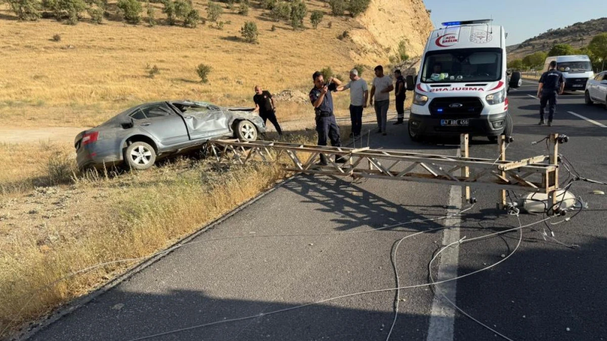 Mardin'de otomobil elektrik direğine çarptı: 3 yaralı