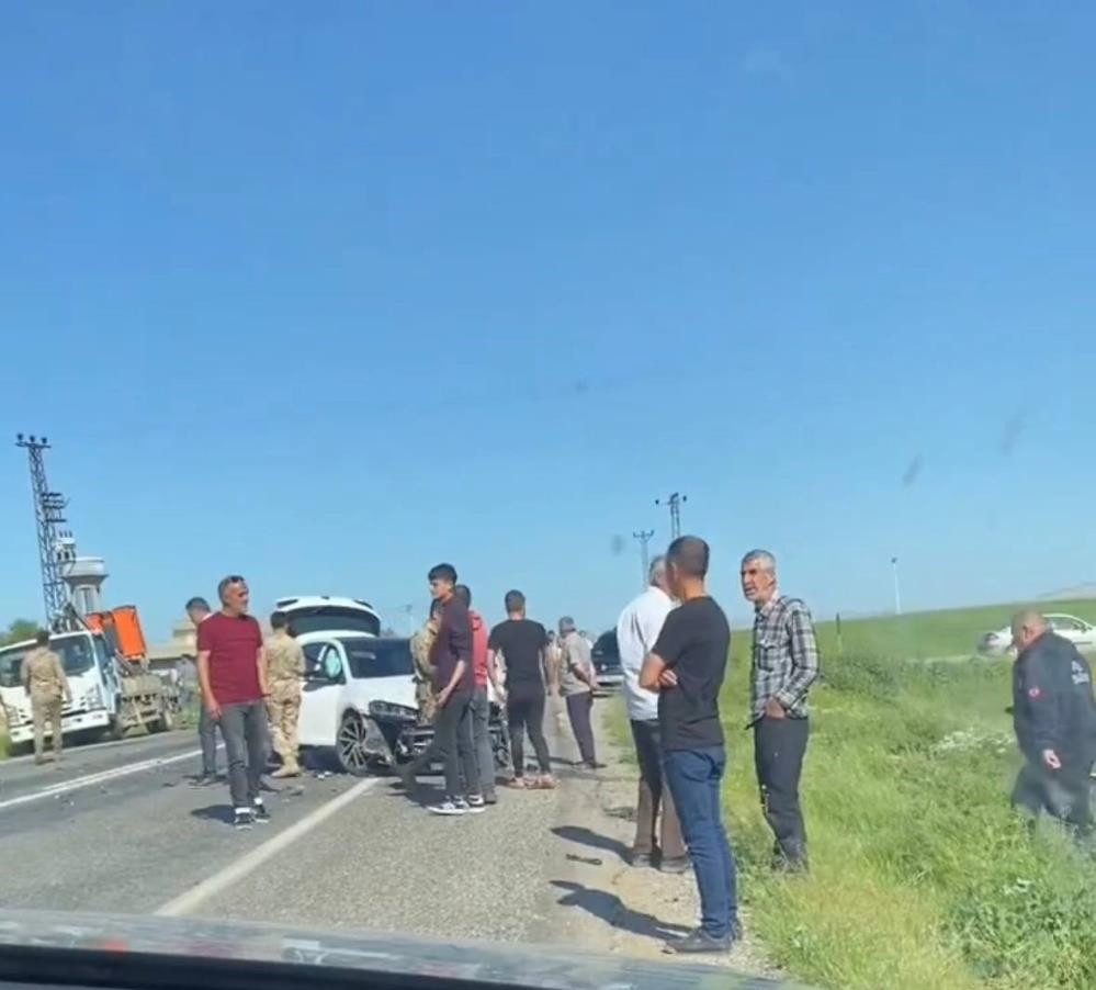 Mardin'de otomobil ile hafif ticari araç çarpıştı: 2 yaralı