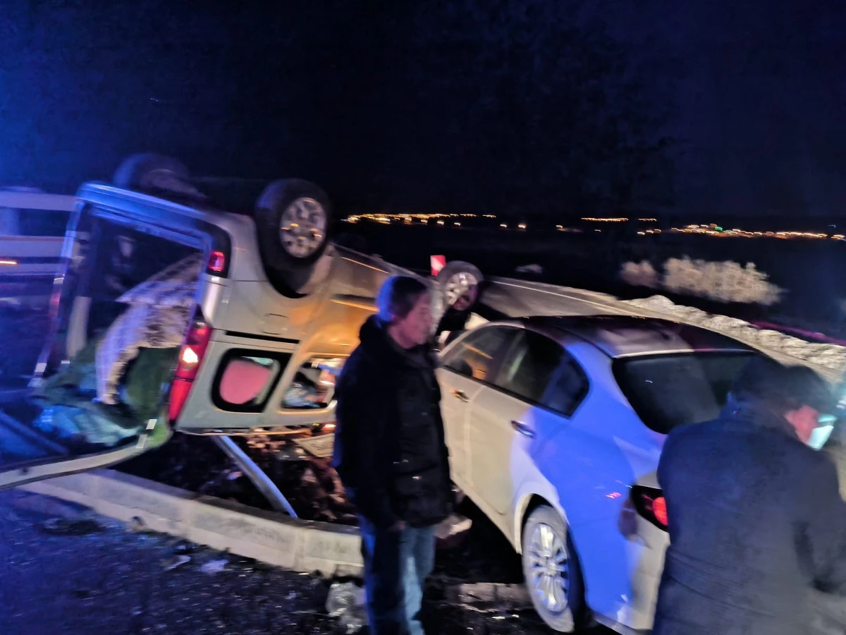 Mardin&rsquo;de otomobil ile hafif ticari ara&ccedil; &ccedil;arpıştı: 5 kişi yaralandı