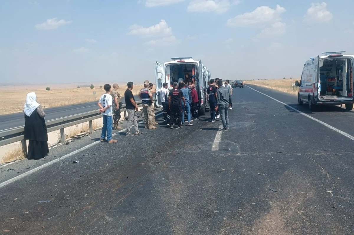 Mardin&rsquo;de otomobil ile hafif ticari ara&ccedil; &ccedil;arpıştı: 5 yaralı