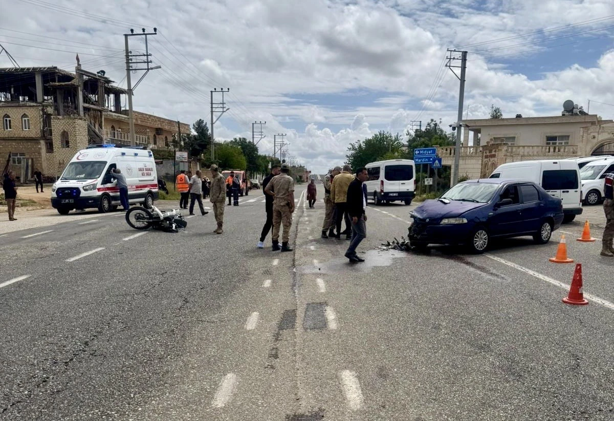 Mardin&rsquo;de otomobil ile motosiklet &ccedil;arpıştı: 1 yaralı