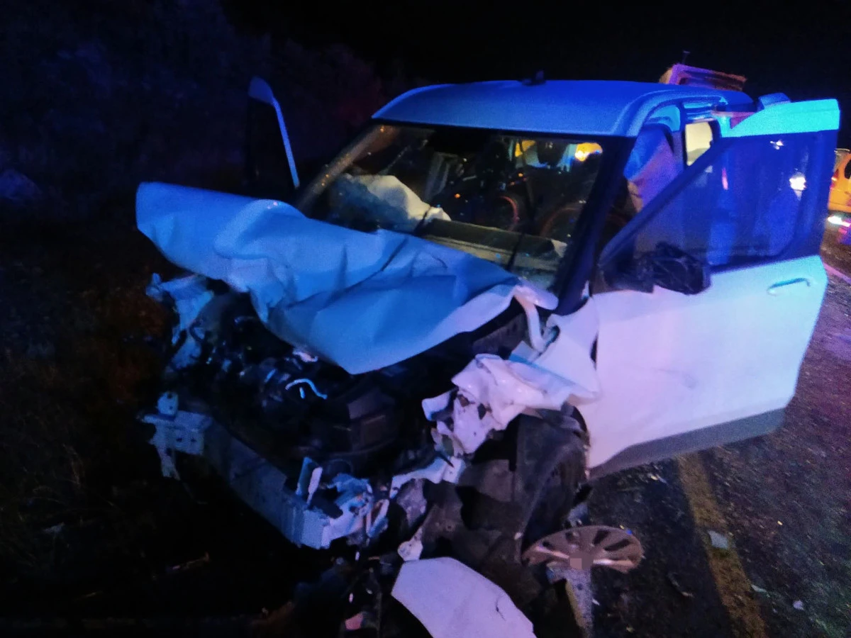 Mardin'de otomobil ile ticari ara&ccedil; &ccedil;arpıştı: 1 &ouml;l&uuml;, 3 yaralı