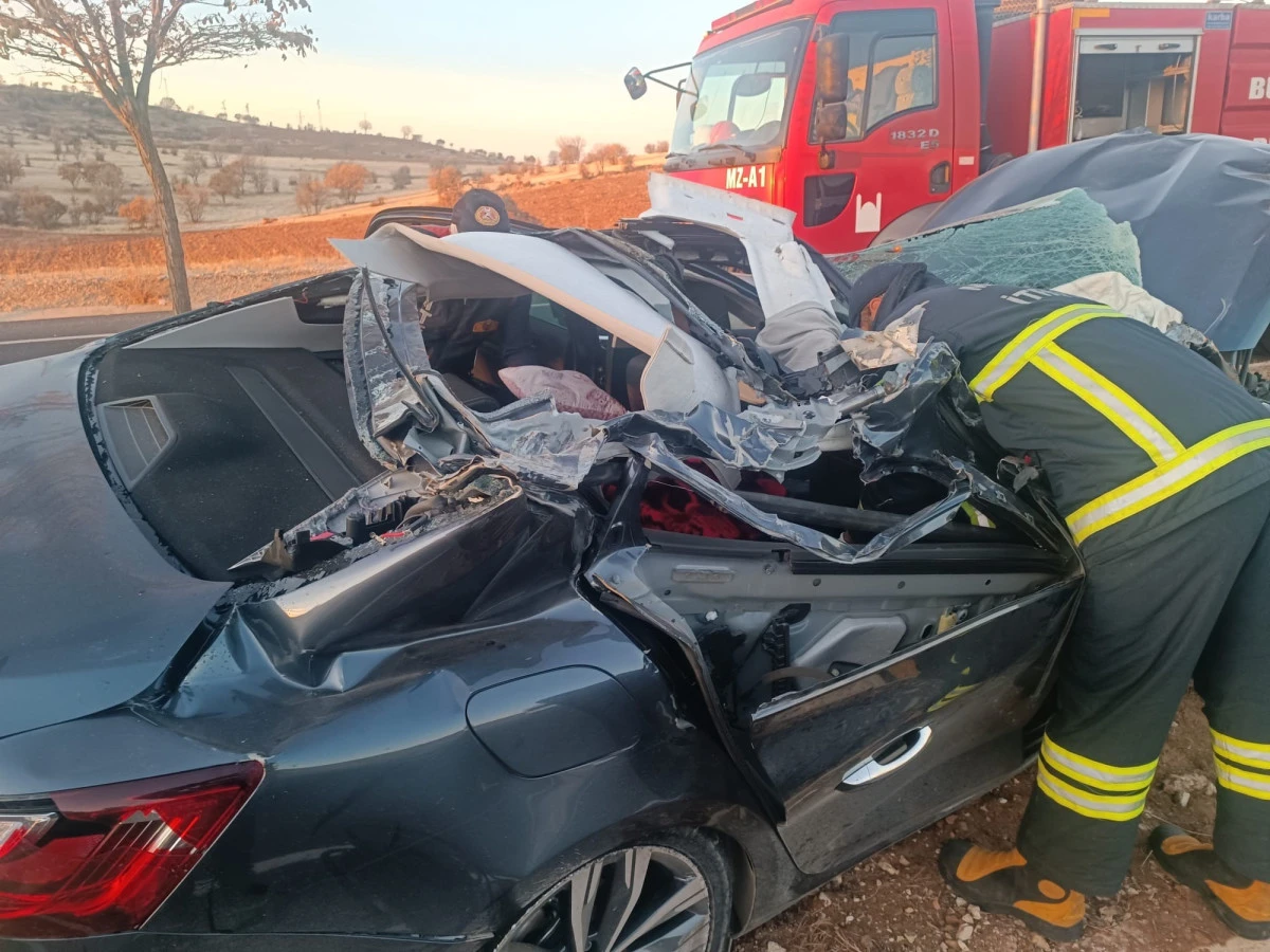 Mardin'de otomobil ile tırın çarpıştığı kazada 1 kişi öldü, 2 kişi yaralandı