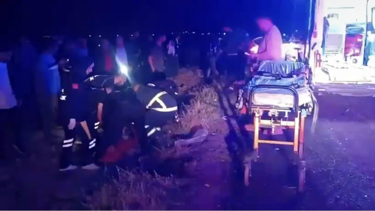 Mardin'de otomobil motosikletle &ccedil;arpıştı: 1'i ağır 2 yaralı