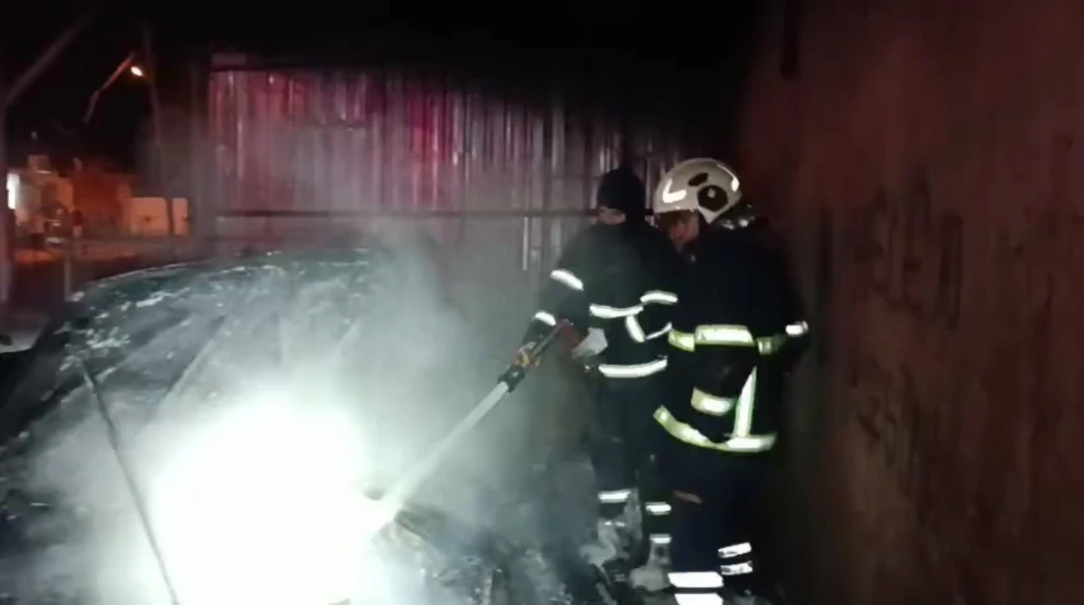 Mardin'de otomobilde &ccedil;ıkan yangın s&ouml;nd&uuml;r&uuml;ld&uuml;