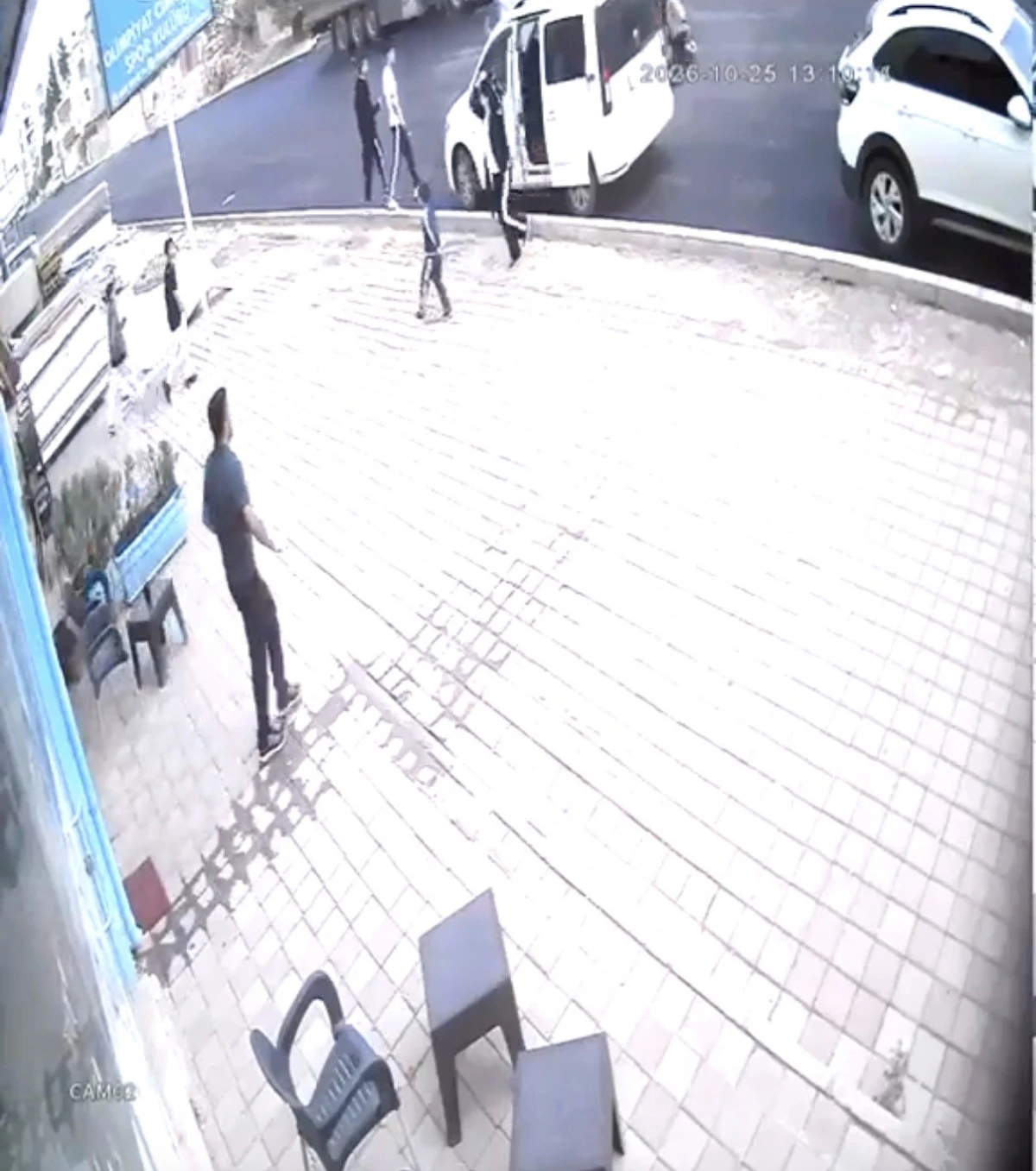 Mardin'de otomobilin &ccedil;ocuğa &ccedil;arpma anı kamerada