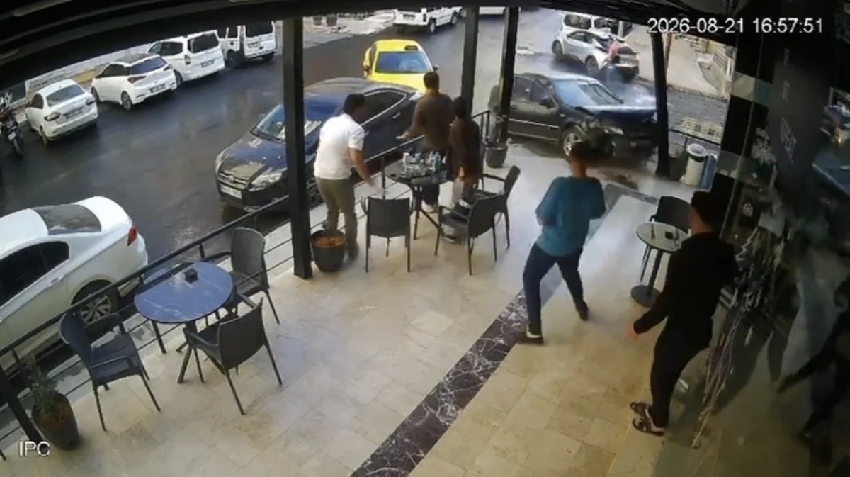 Mardin'de otomobilin kafenin girişine &ccedil;arptığı anlar kamerada