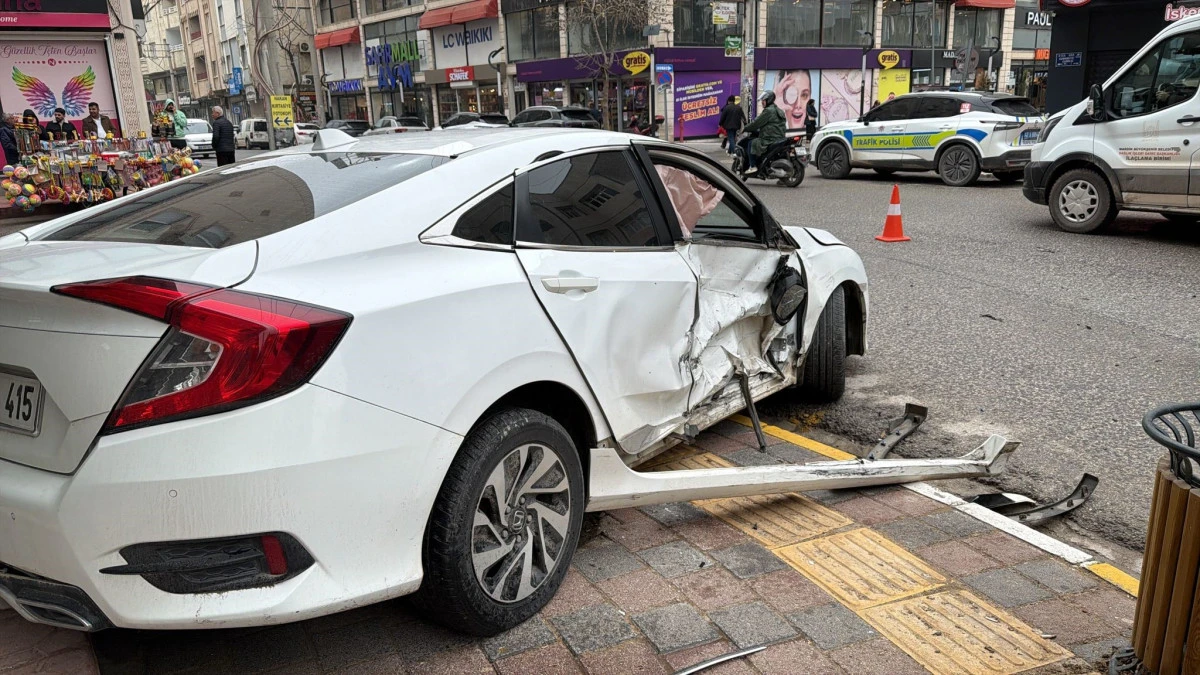 Mardin'de otomobiller &ccedil;arpıştı