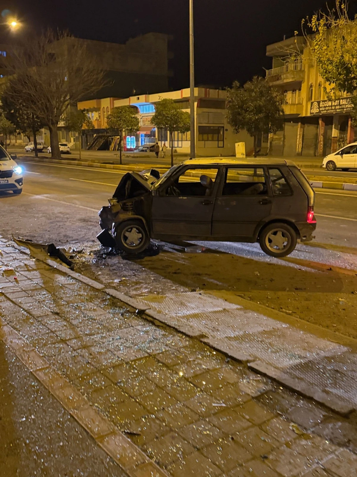 Mardin'de park halindeki araca &ccedil;arpan otomobil s&uuml;r&uuml;c&uuml;s&uuml; yaralandı