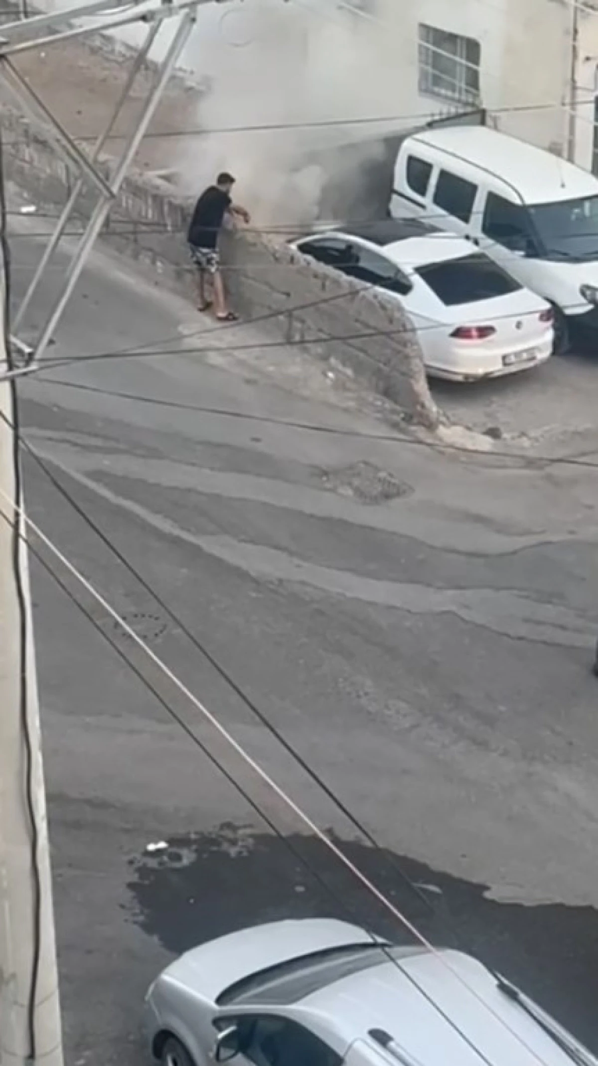 Mardin'de park halindeki otomobil alev aldı