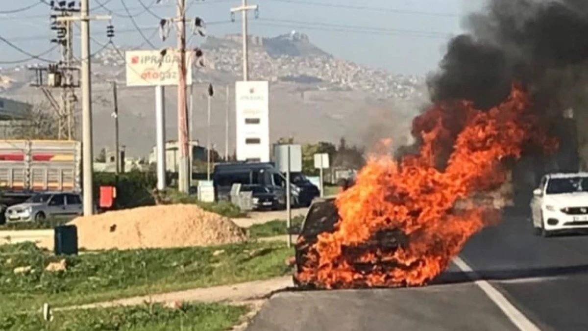 Mardin'de park halindeki otomobil alev topuna döndü