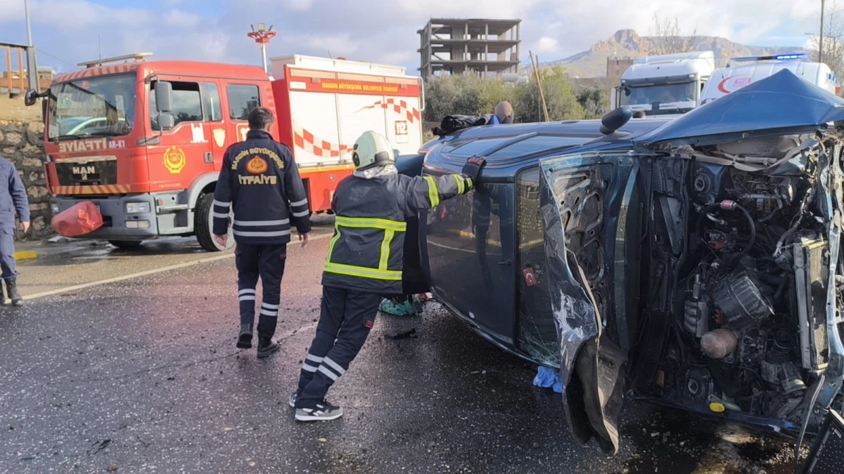 Mardin'de ref&uuml;je &ccedil;arpan otomobilin s&uuml;r&uuml;c&uuml;s&uuml; yaralandı