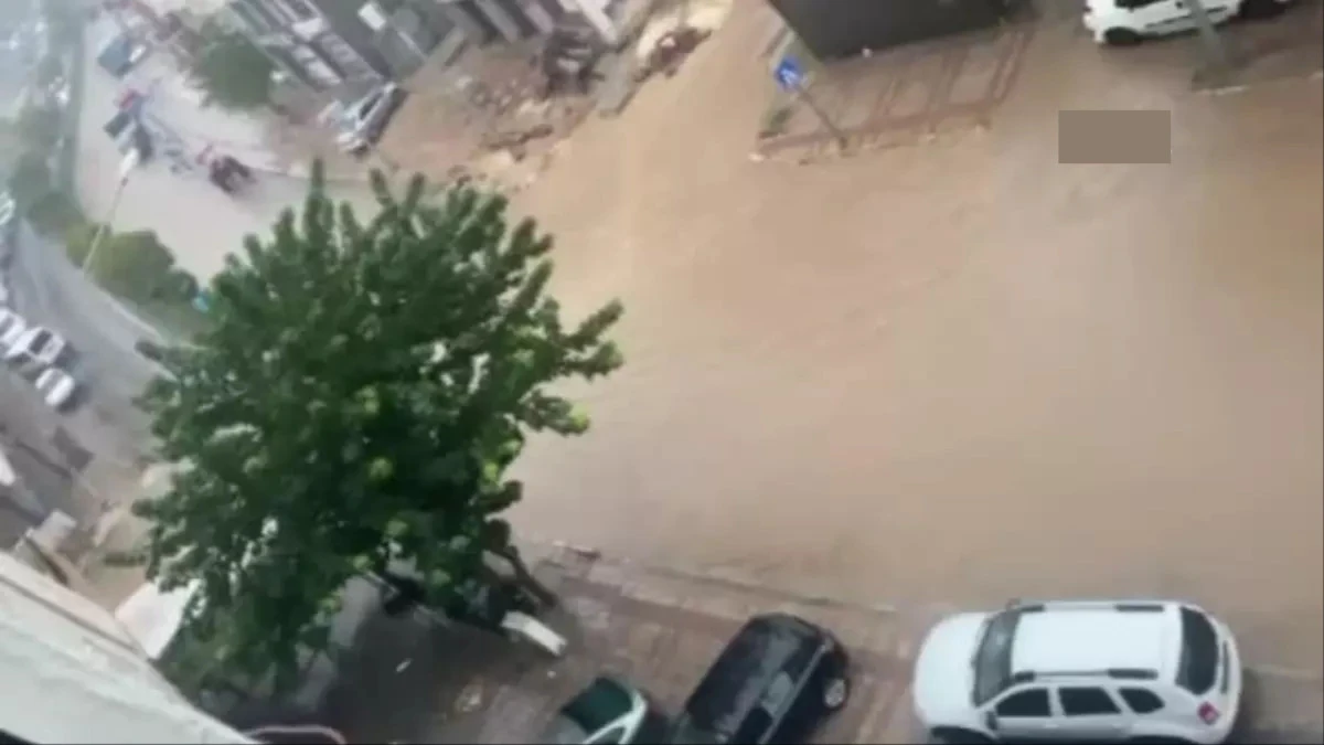 Mardin’de sağanak yağış etkili oldu, yollar göle döndü