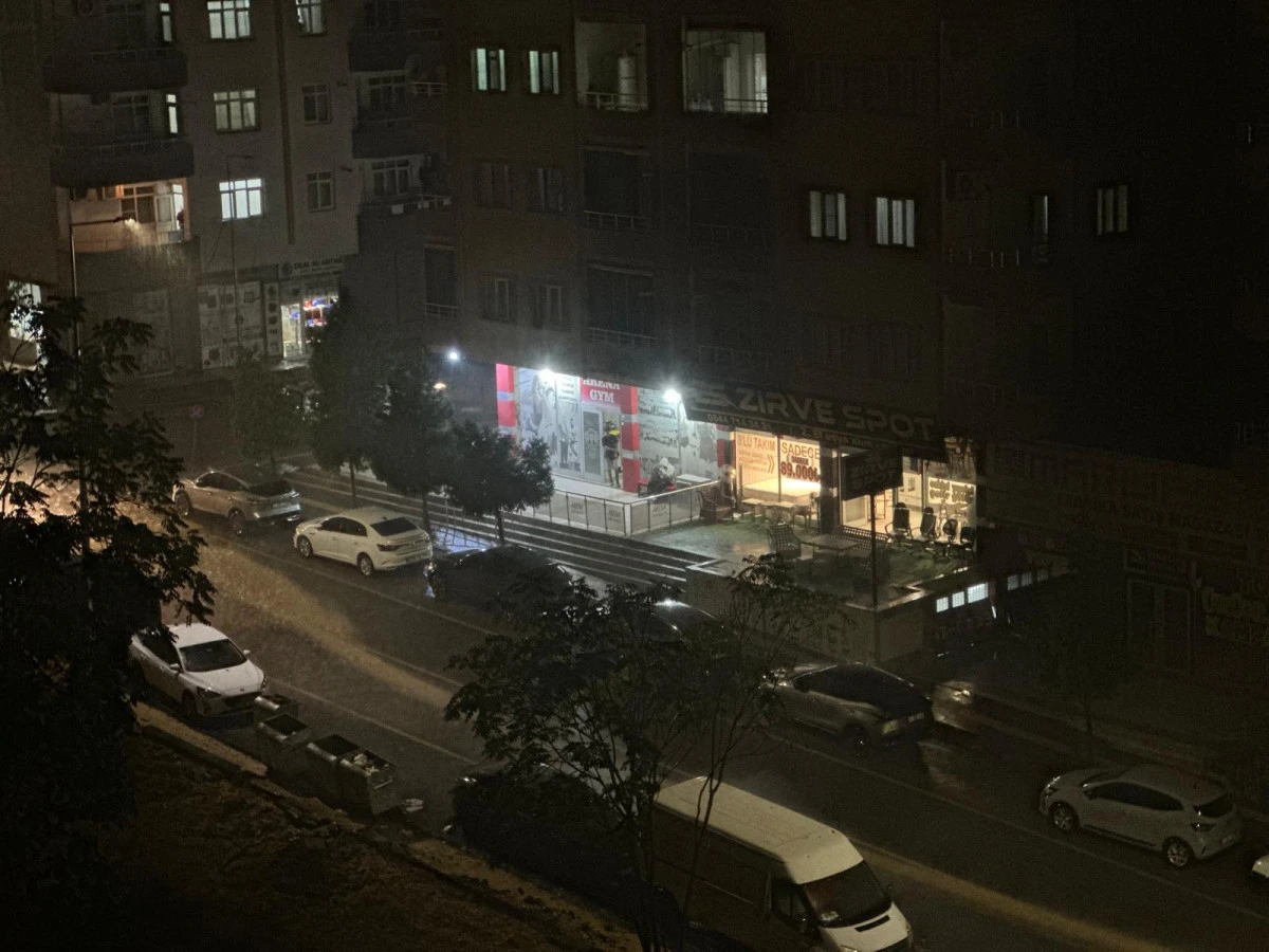 Mardin&rsquo;de Sağanak Yağış Yayaları Zorladı