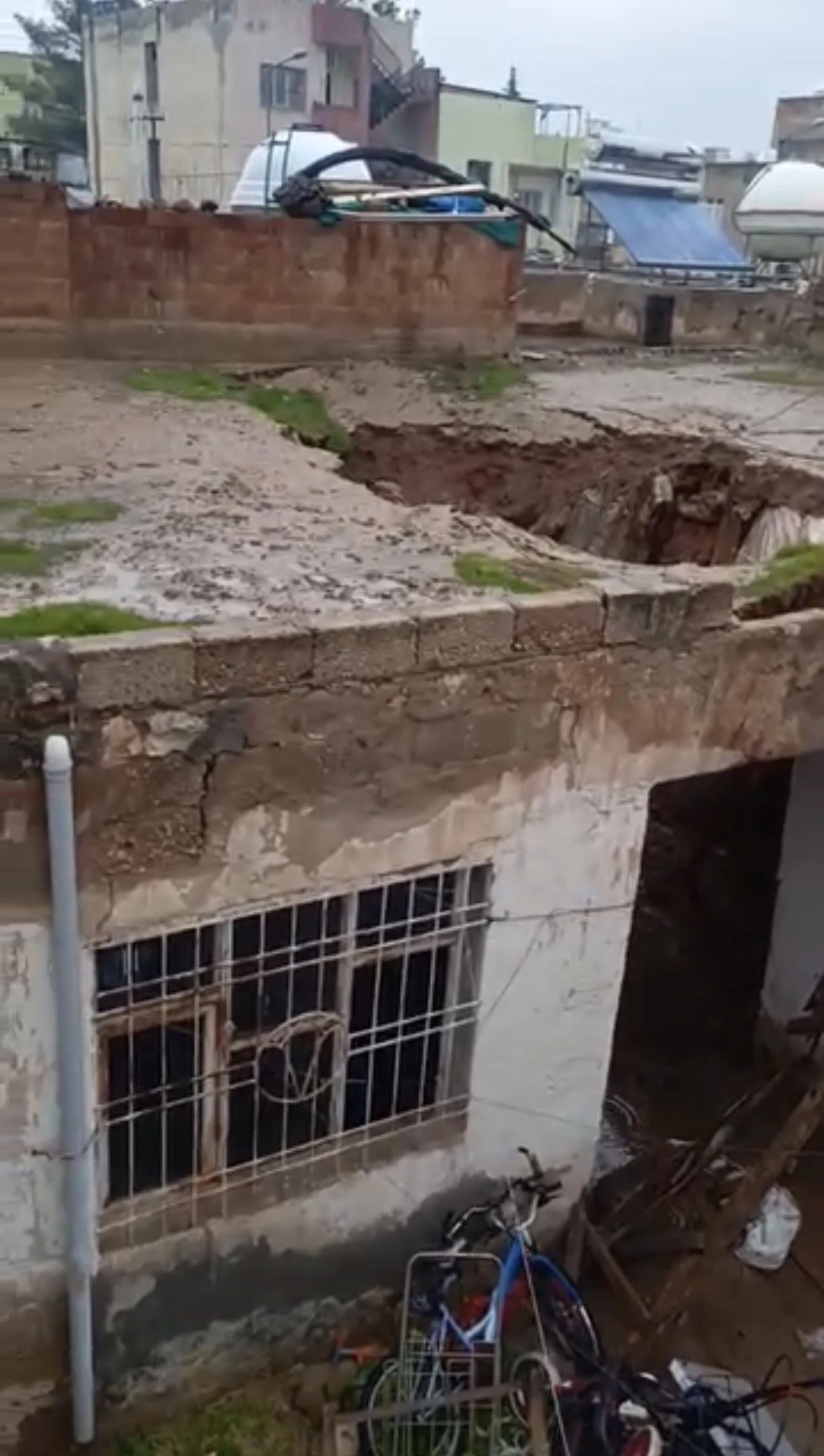 Mardin'de sağanak yağışta kerpi&ccedil; evin damı &ccedil;&ouml;kt&uuml;