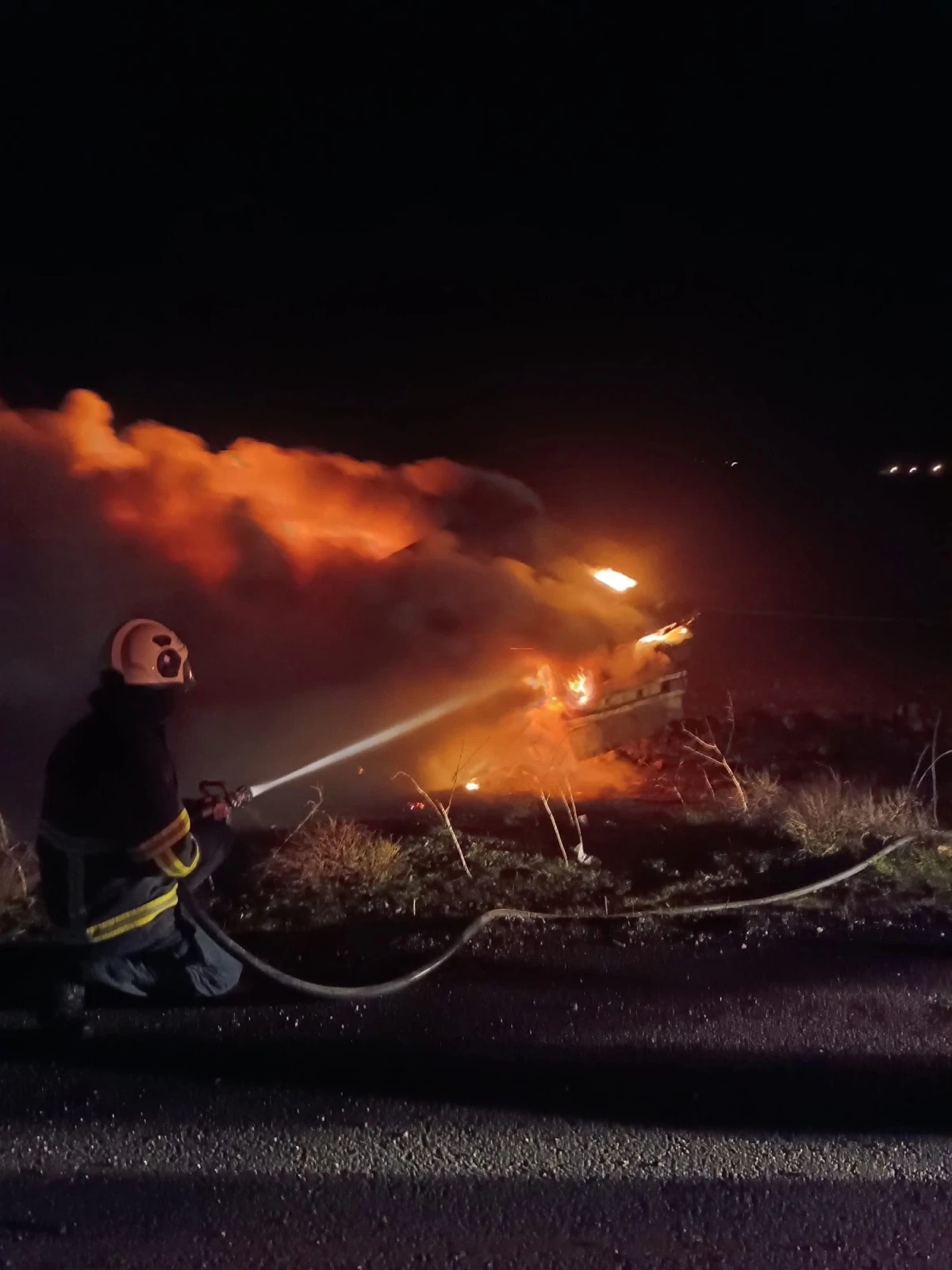 Mardin&rsquo;de şarampole devrilen tırda &ccedil;ıkan yangın s&ouml;nd&uuml;r&uuml;ld&uuml;