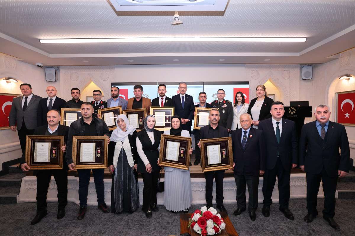 Mardin'de Şehit Yakınları ve Gaziye Devlet Övünç Madalyası Takdim Edildi