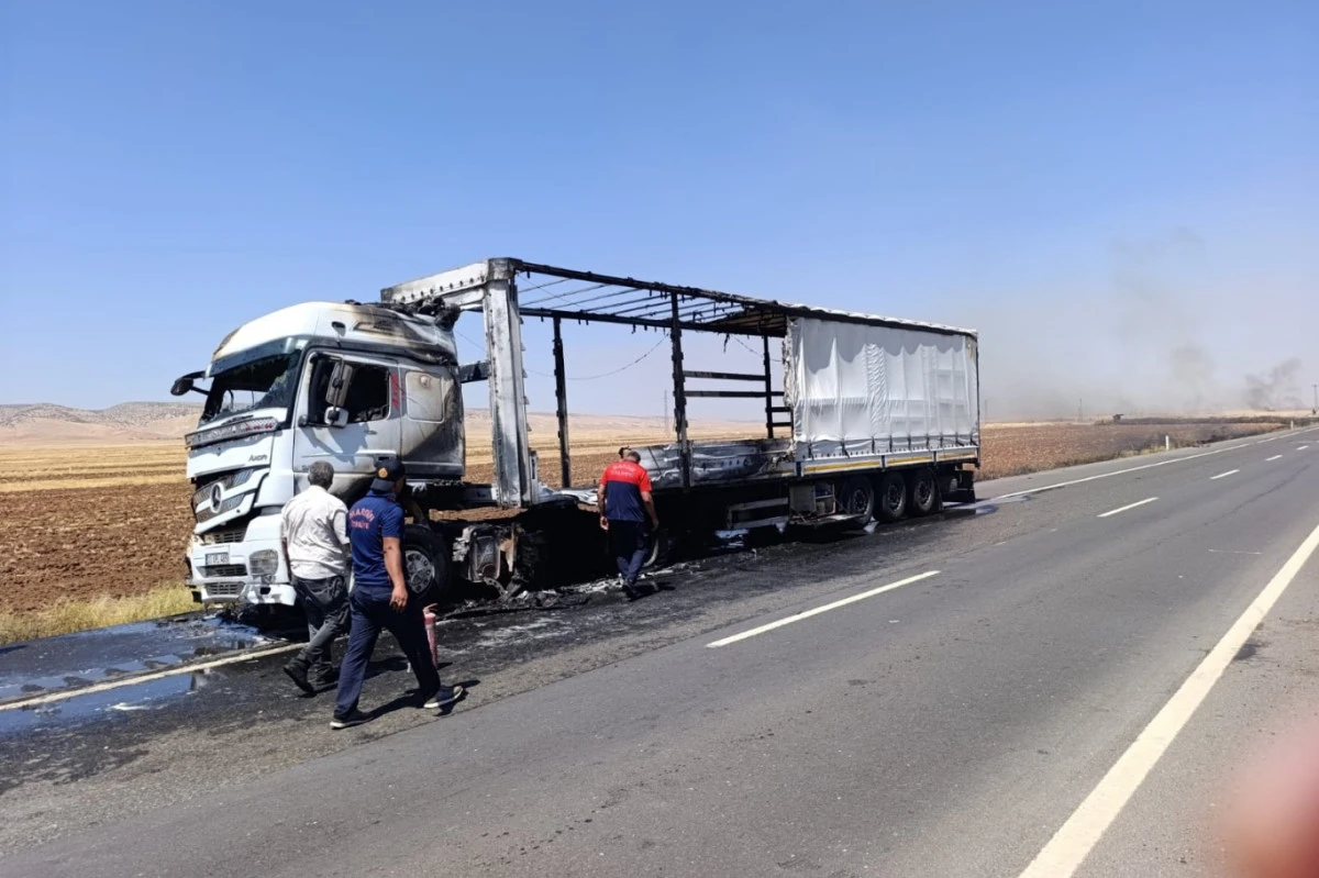 Mardin&rsquo;de seyir halinde alev alan tır kullanılamaz hale geldi