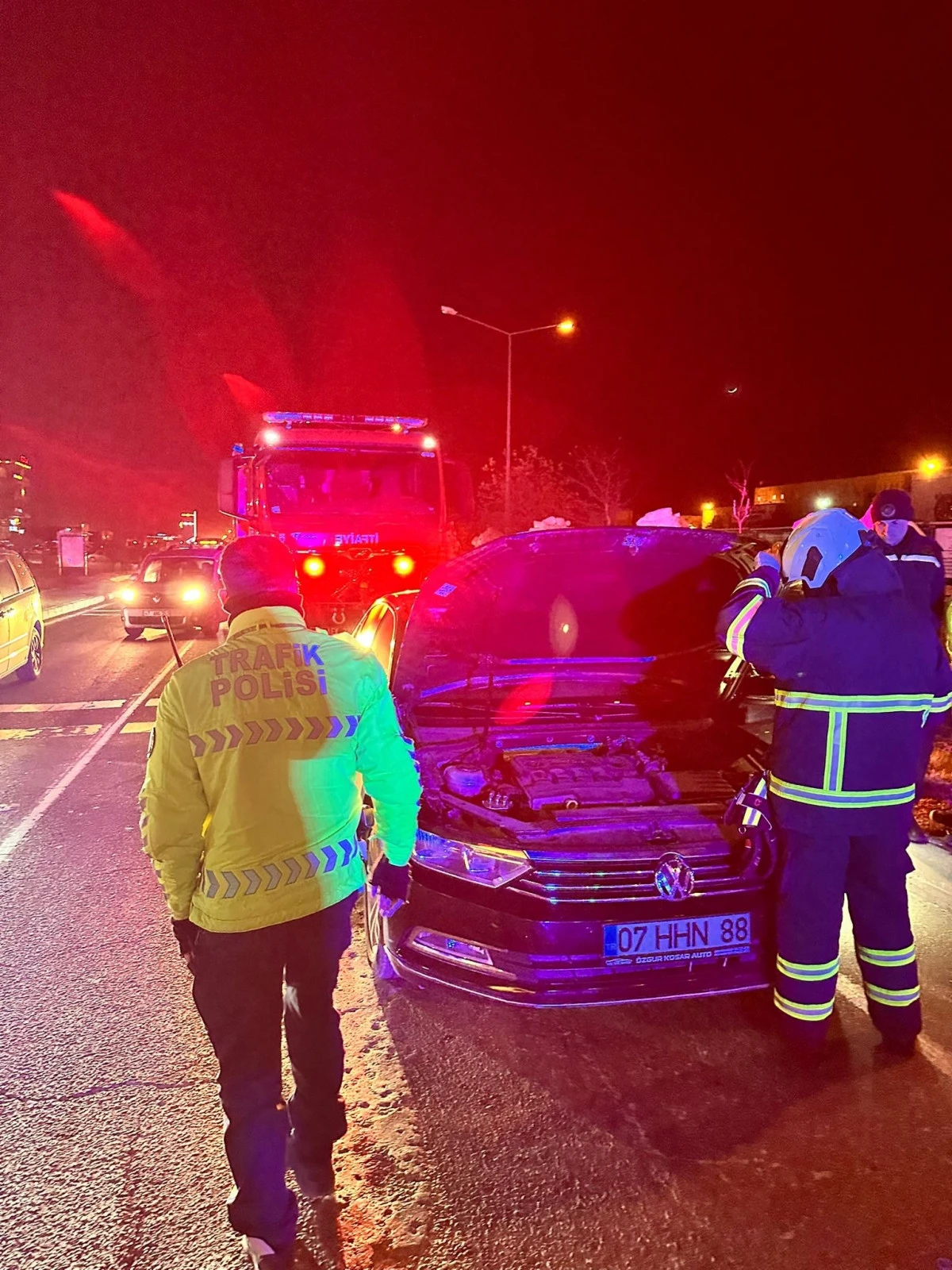 Mardin&rsquo;de seyir halindeki otomobil alev aldı