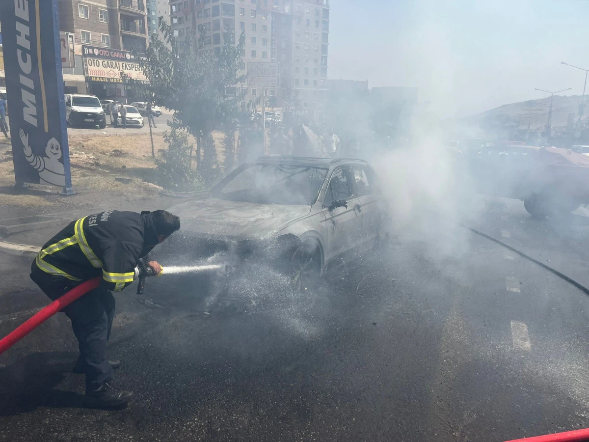 Mardin'de seyir halindeki otomobil yandı