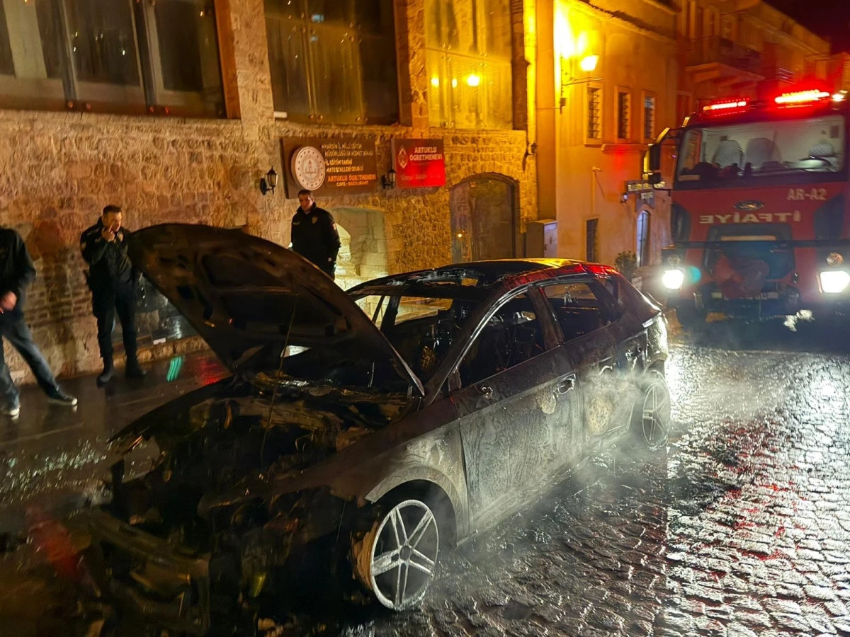 Mardin'de seyir halindeki otomobilde &ccedil;ıkan yangın s&ouml;nd&uuml;r&uuml;ld&uuml;