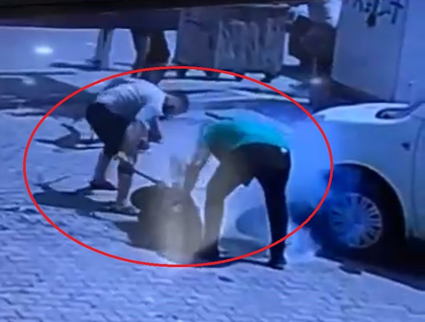 Mardin'de silahla yaraladıkları adamı yerde tekme ve sopayla darbettiler