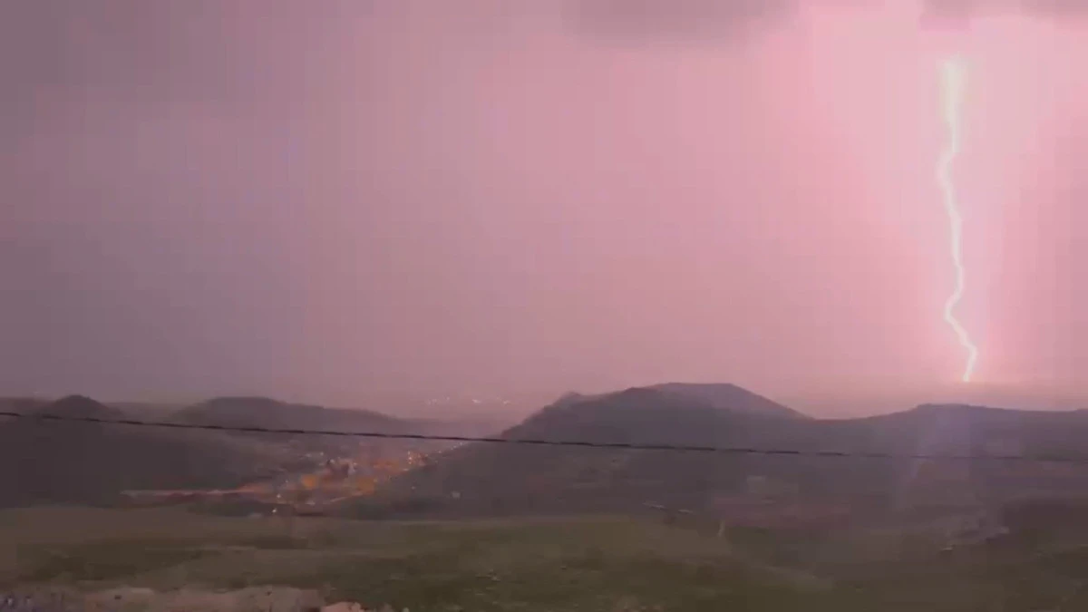 Mardin'de şimşek ve yıldırım g&ouml;rsel ş&ouml;len oluşturdu
