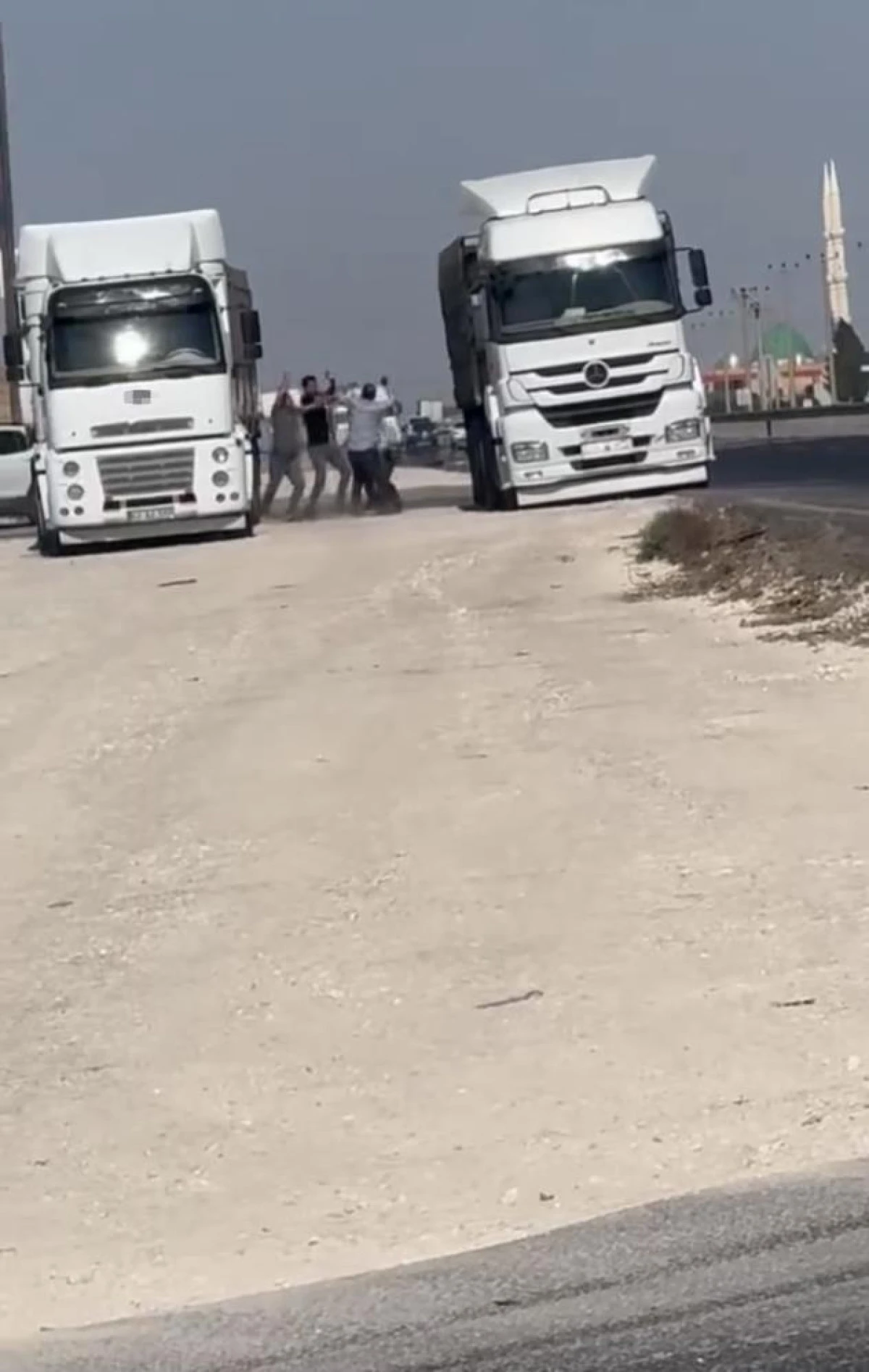 Mardin'de şoförlerin ayakkabılı tekmeli yol kavgası