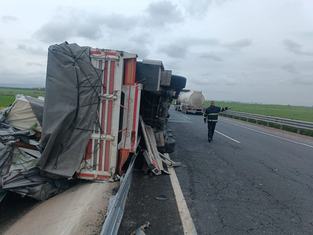 Mardin&rsquo;de s&uuml;r&uuml;c&uuml;s&uuml;n&uuml;n kontrol&uuml;nden &ccedil;ıkan tır bariyerlere &ccedil;arptı