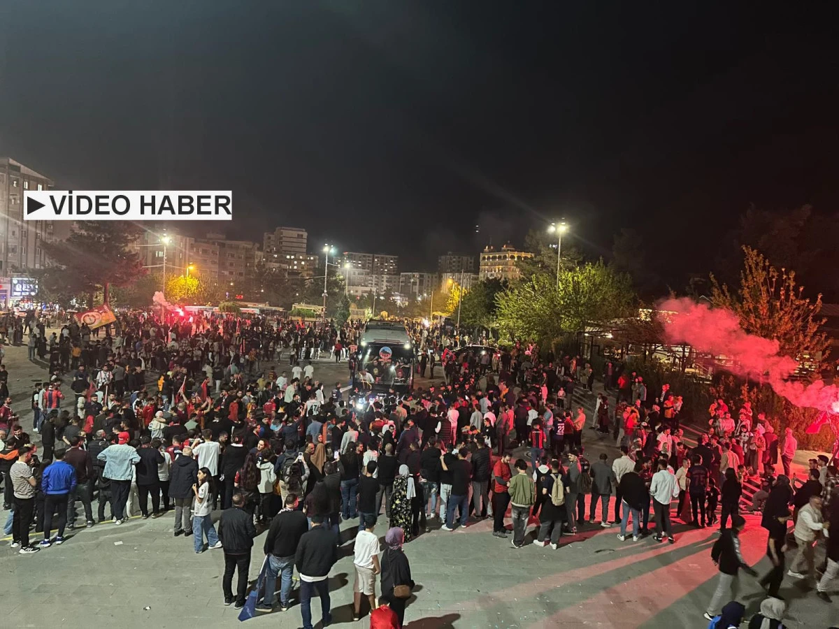 Mardin&rsquo;de Tarihi Gece: Şampiyonluk Coşkusu Meydandan Taştı