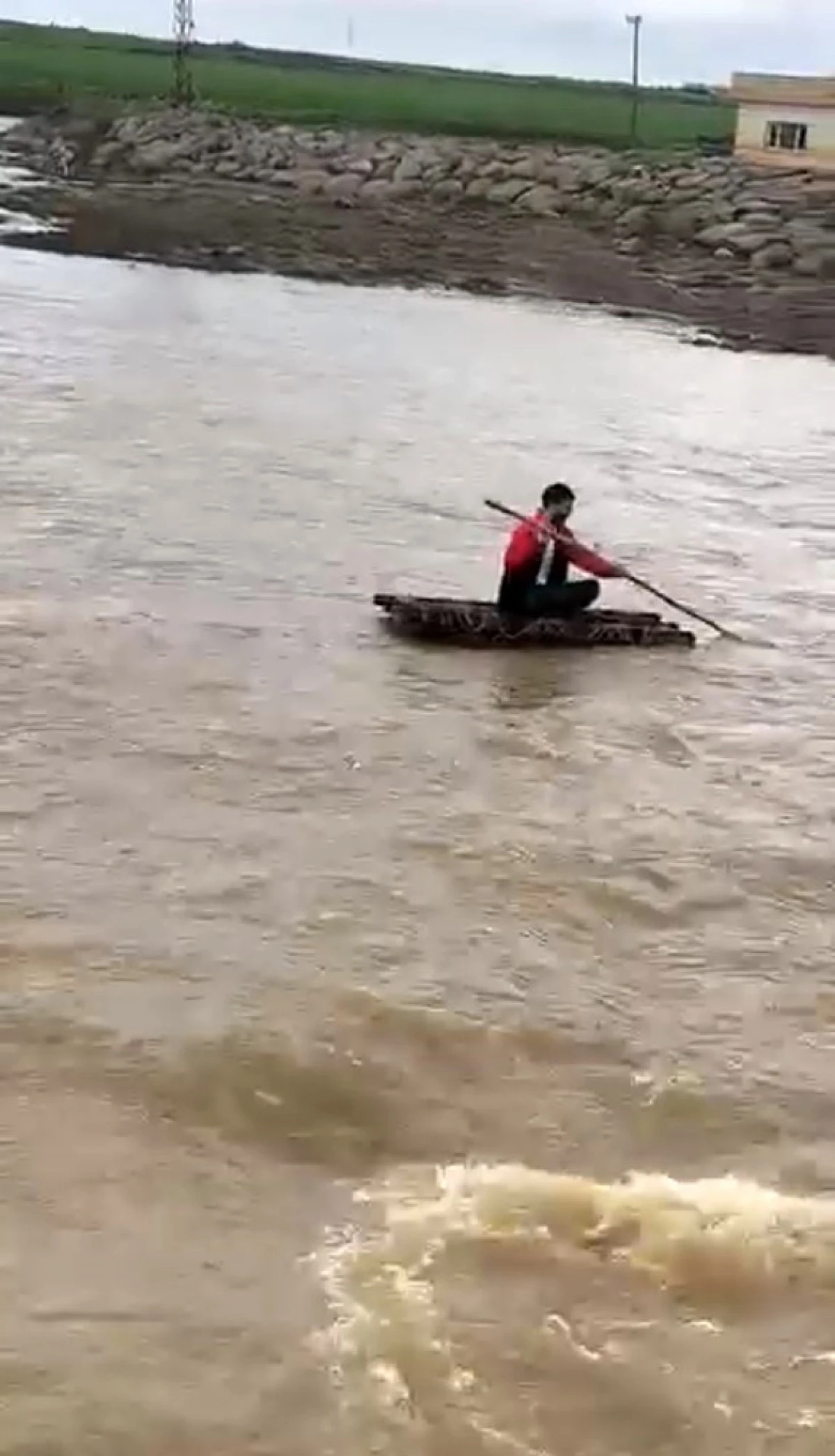 Mardin'de taşan derede sal keyfi