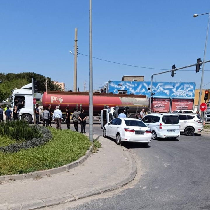 Mardin'de tır, minibüse ve hafif ticari araca çarptı: 4 yaralı