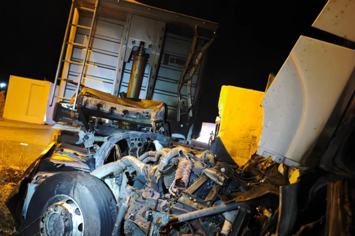 Mardin&rsquo;de tır uygulama noktasındaki beton bloklara &ccedil;arptı