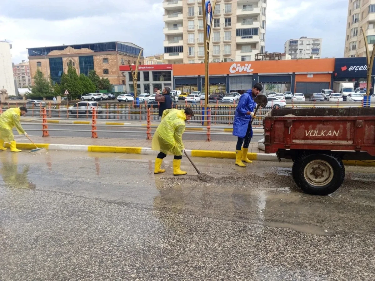 Mardin'de Yağış Sonrası Temizlik ve D&uuml;zenleme &Ccedil;alışmaları Devam Ediyor