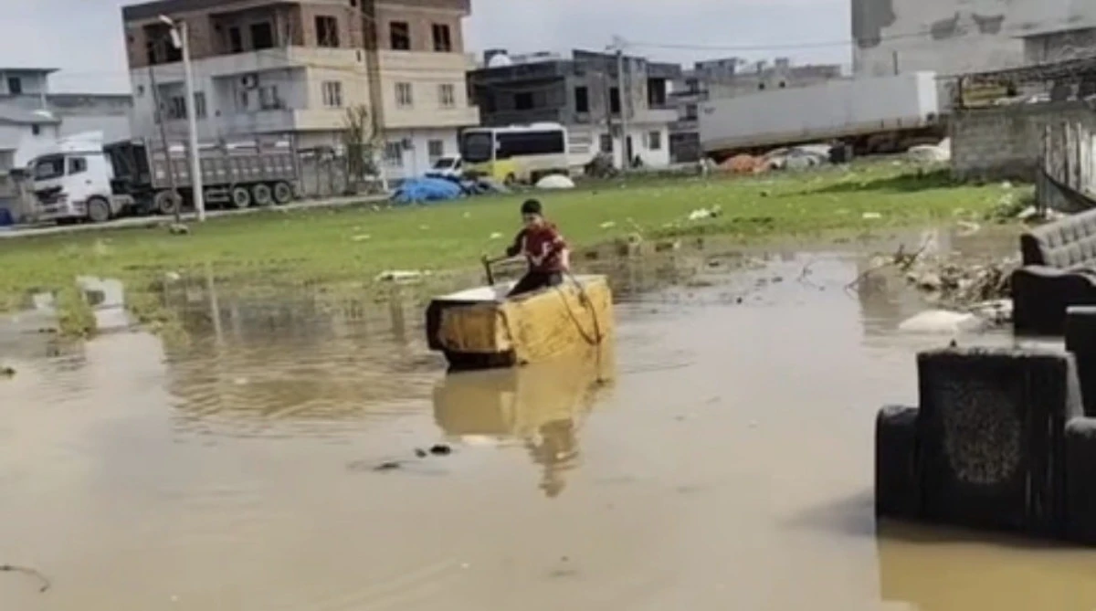 Mardin'de yağmur suyu birikintisinde "buzdolabı kasası kayık" keyfi