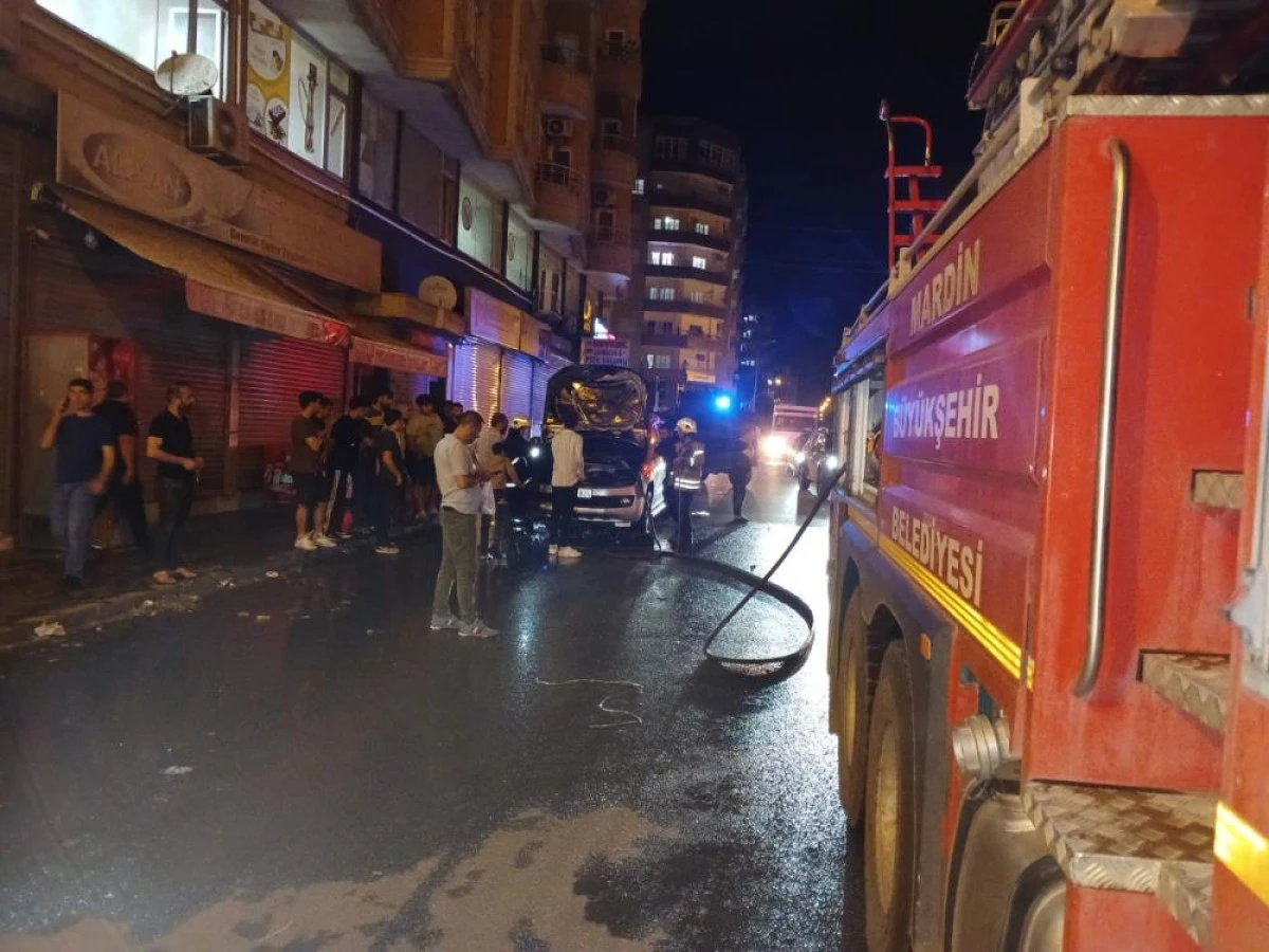 Mardin'de yanan hafif ticari araç itfaiye ekiplerince söndürüldü
