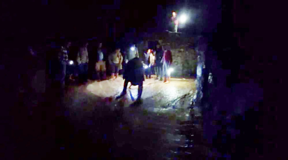 Mardin&rsquo;de yoğun yağış sonrası k&ouml;y&uuml; su bastı, muhtar ve vatandaşlar m&uuml;dahale etti