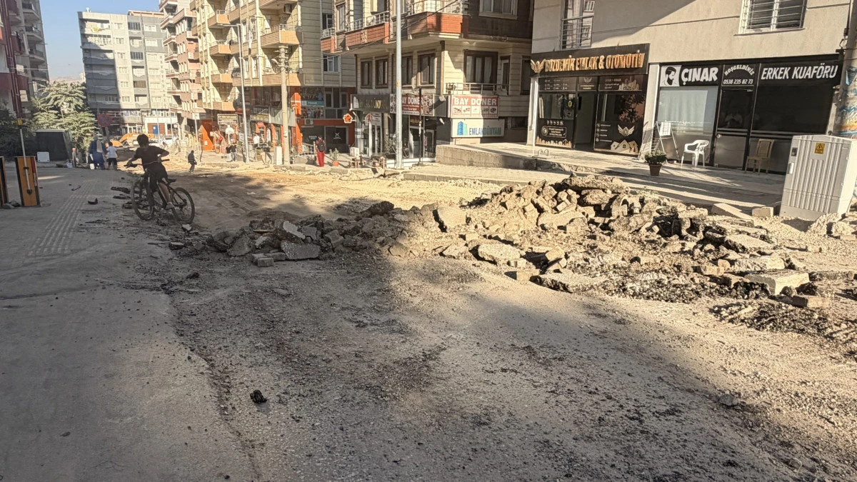 Mardin&rsquo;de Yol &Ccedil;alışmalarında Zamanla Yarış: Okullar A&ccedil;ılmadan Yollar Bitecek mi?