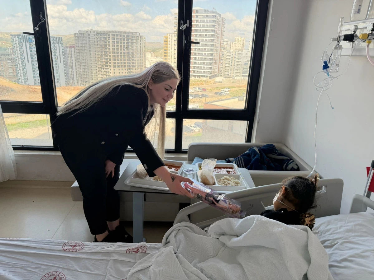 Mardin'de y&uuml;zlerce &ccedil;ocuğa oyuncak dağıtıldı