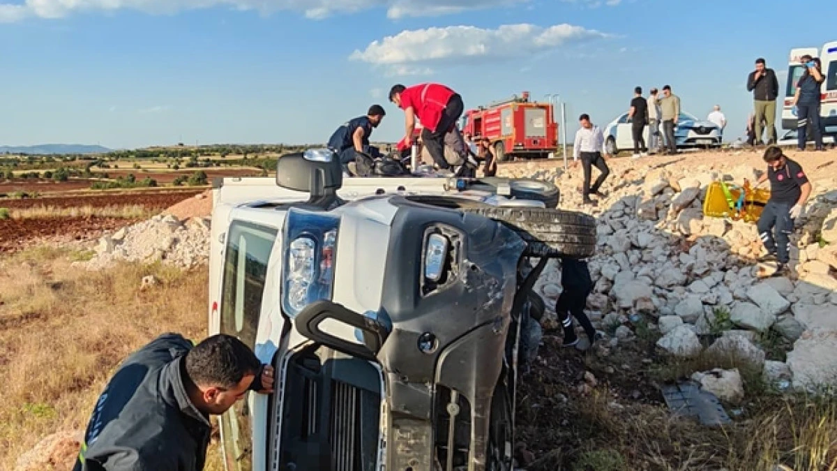 Mardin&rsquo;de'de T&uuml;rk Kızılay kamyoneti şarampole yuvarlandı: 4 yaralı