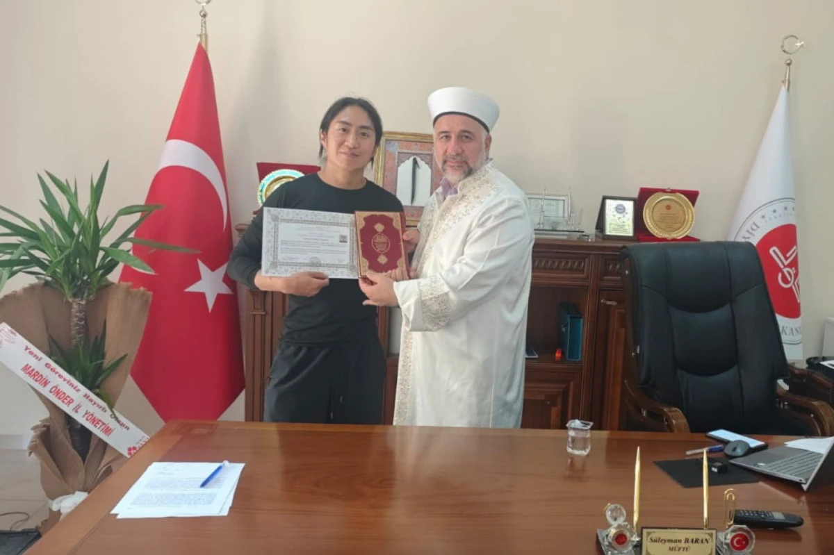 Mardin&rsquo;e gezmeye gelen G&uuml;ney Koreli vatandaş İslam ile şereflendi
