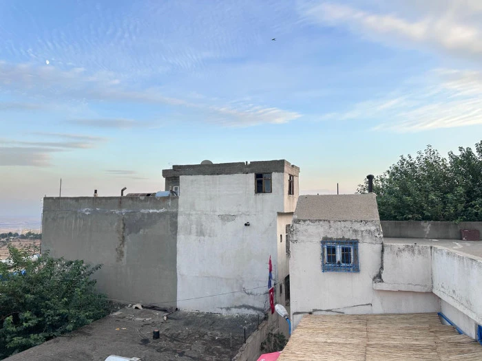 MARDİN&rsquo;İN TARİHİ SİL&Uuml;ETİ BETONUN G&Ouml;LGESİNDE KALMAMALI