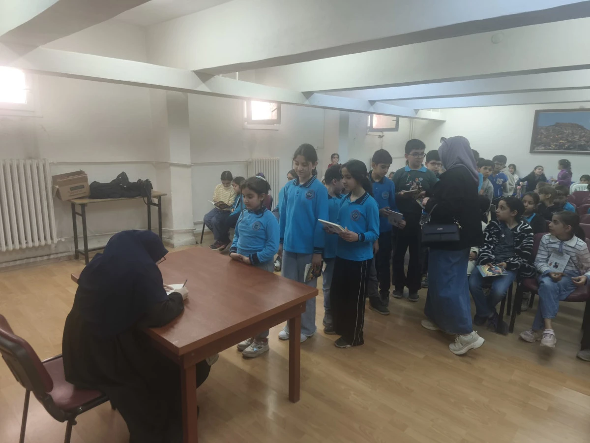 Mardinli Gen&ccedil; Yazar Yaren Sultan, Minik Okurlarla Buluştu