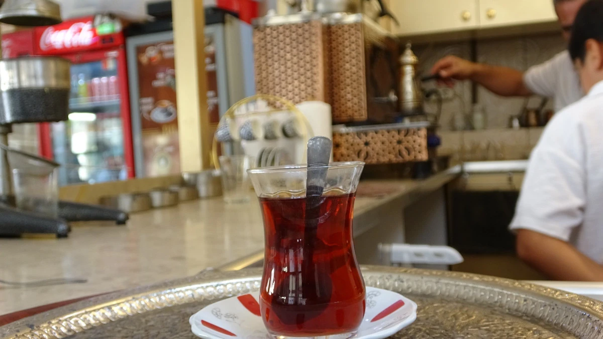Mardinliler kavurucu sıcaklara rağmen çaydan vazgeçmiyor