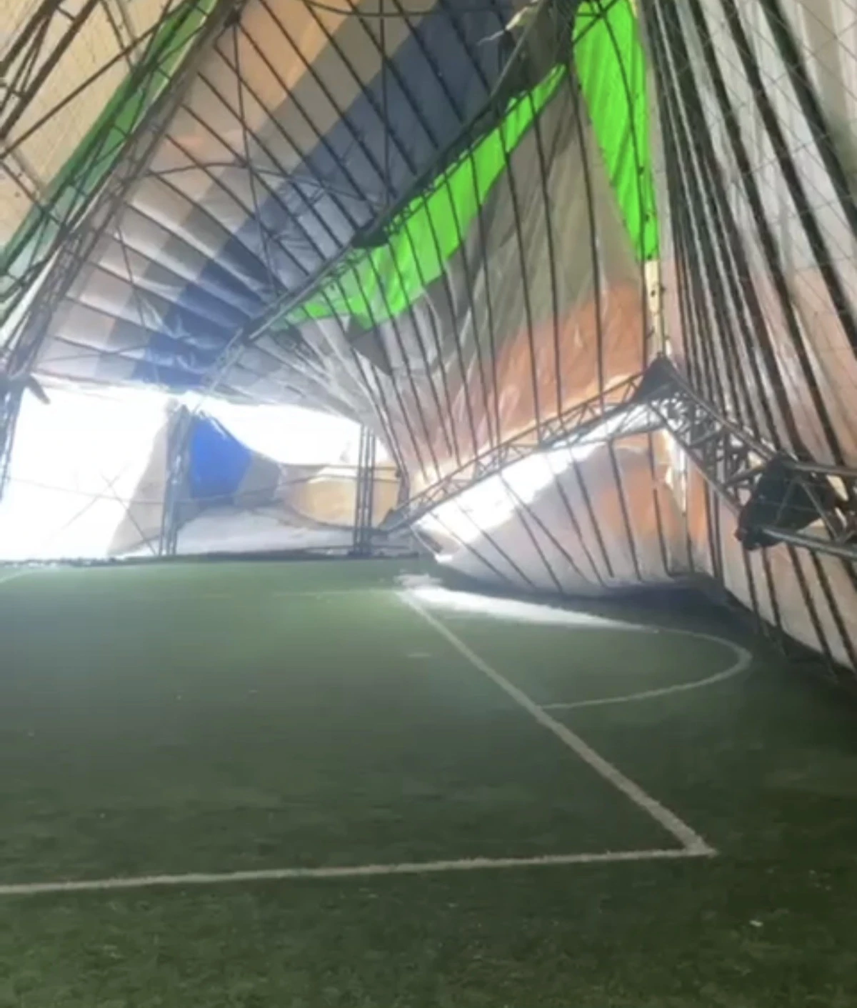 Mardin'nde yoğun kar nedeniyle kapalı halı sahanın &ccedil;atısı &ccedil;&ouml;kt&uuml;